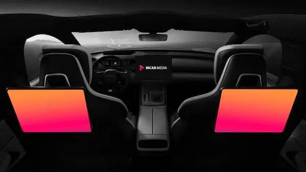 Интерьер автомобиля с черными сиденьями и подсветкой, на задних подголовниках прикреплены рекламные носители формата A4 с ярко-розовым градиентом и логотипом INCAR MEDIA на центральном экране