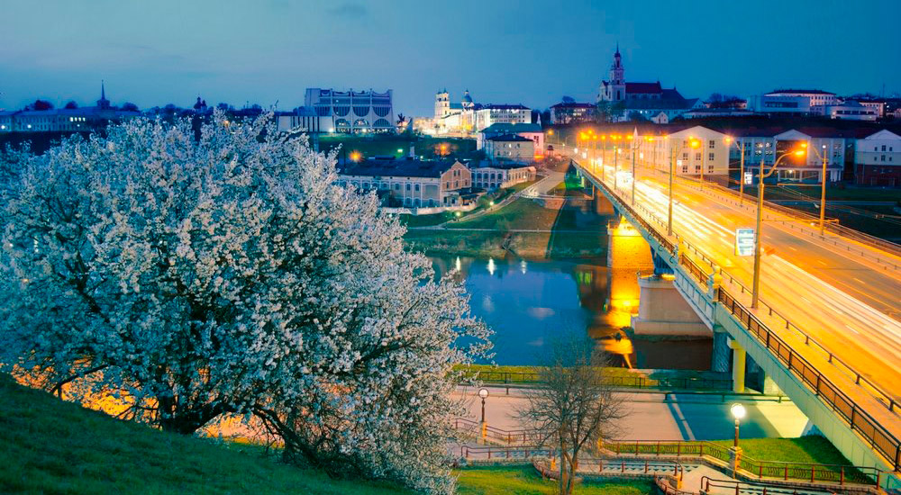 В Гродно весна, по мосту едет такси