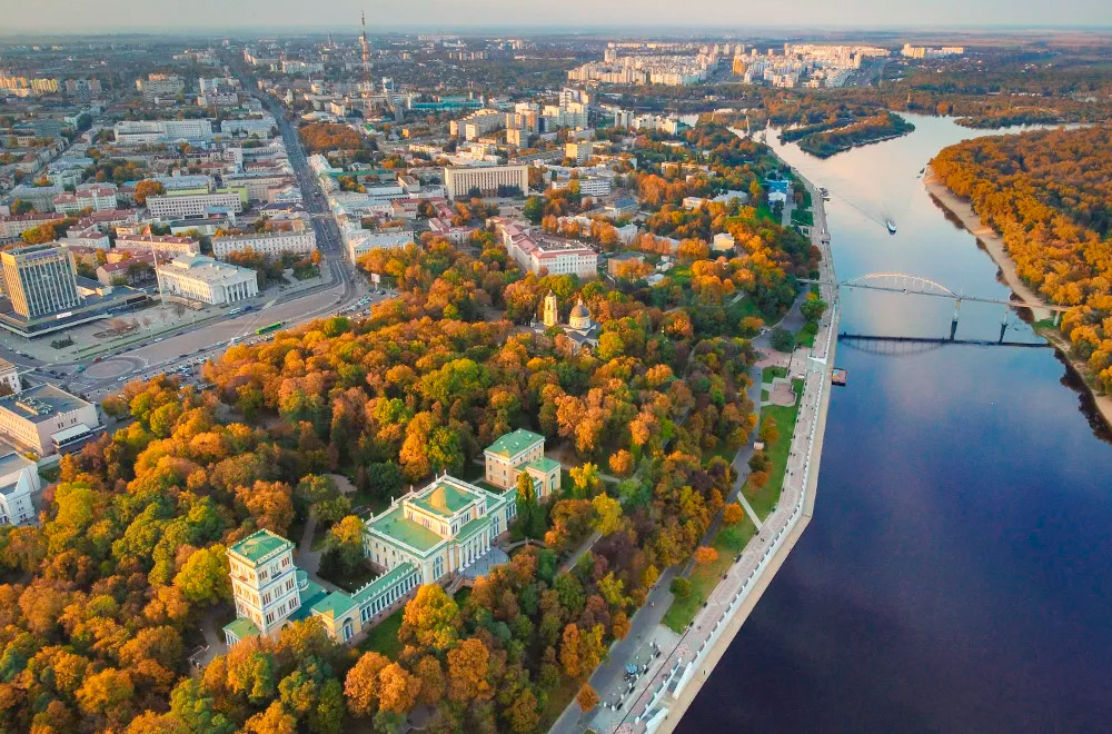 Машины такси на дорогах красивого города Гомеля